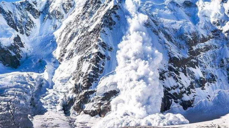 بالفيديو.. مقتل 28 شخصا وإصابة آخرين بانهيار جليدي