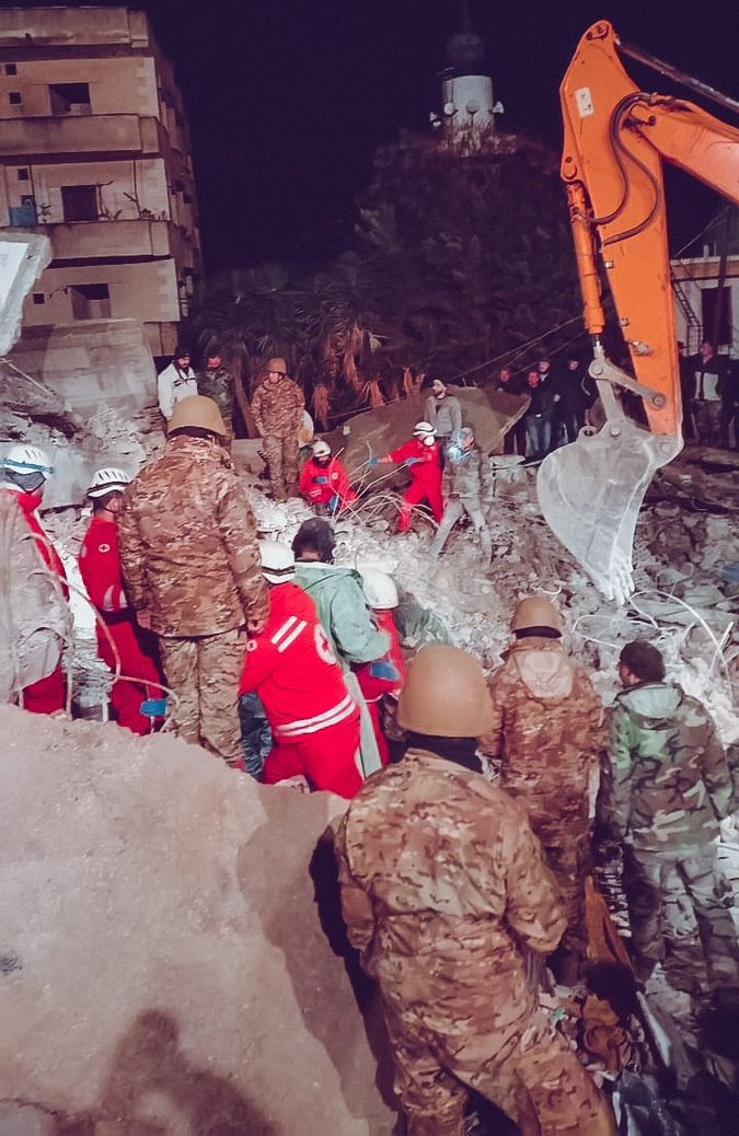 بالصورة.. فرق الإغاثة في في الصليب الأحمر اللبناني باشرت عمليات الإنقاذ في سوريا