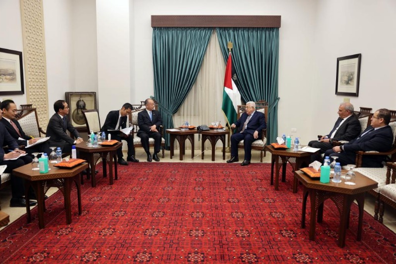 الرئيس عباس يستقبل نائب وزير الخارجية الياباني
