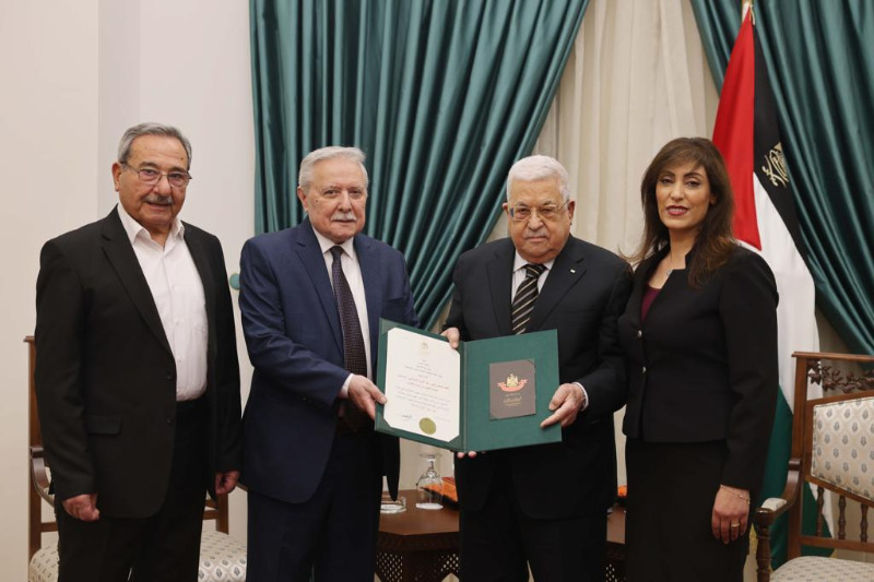 الرئيس عباس يقلد قيس عبد الكريم النجمة الكبرى من "وسام القدس"