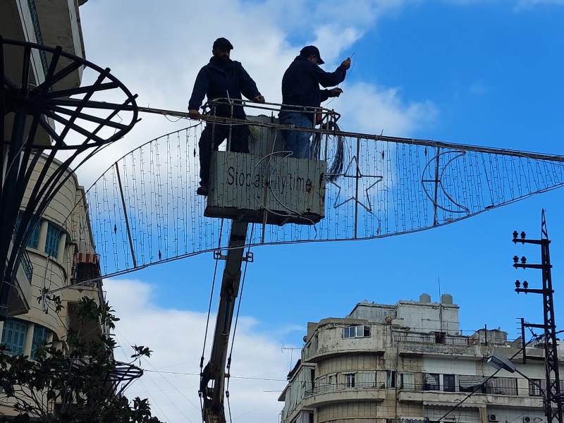 جمعية "تجار صيدا وضواحيها" تباشر برفع الزينة الرمضانية في الأسواق التجارية