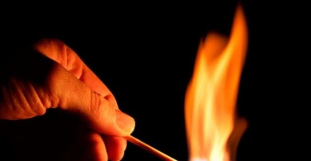مواطن يقطع الطريق.. ويتوعد بحرق نفسه