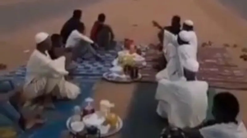 بالفيديو.. إفطار بالسودان وسط الشارع على وقع الرصاص الحي!