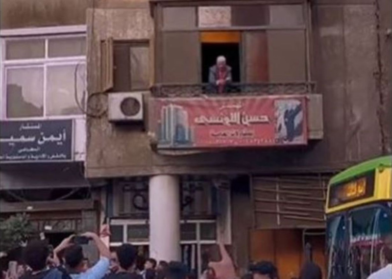 بالفيديو.. مهندس ينثر الأموال من شرفة مكتبه بمناسبة العيد!