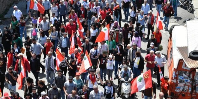 فقط في لبنان.. العمال يضربون بعضهم في عيدهم!