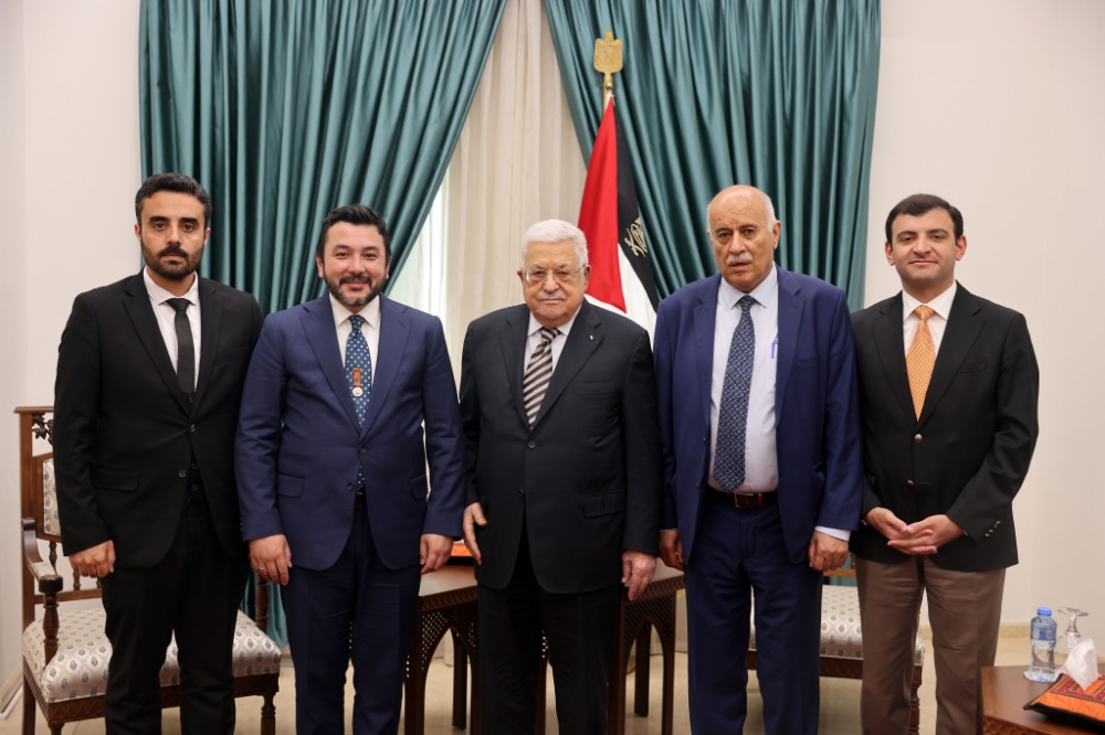 الرئيس عباس يستقبل رئيس منتدى التعاون الإسلامي للشباب