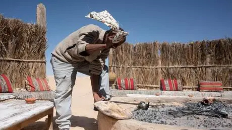 بالفيديو.. فلّاح تونسي يكتشف بئر غاز طبيعي بالصدفة
