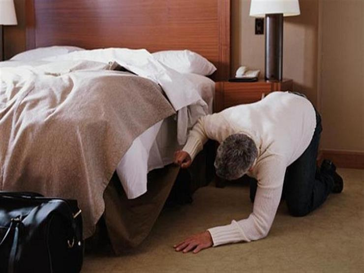 ظن أن قدمه سبب الرائحة الكريهة.. سائح يجد نفسه نائما مع جثة تحت سريره في فندق!