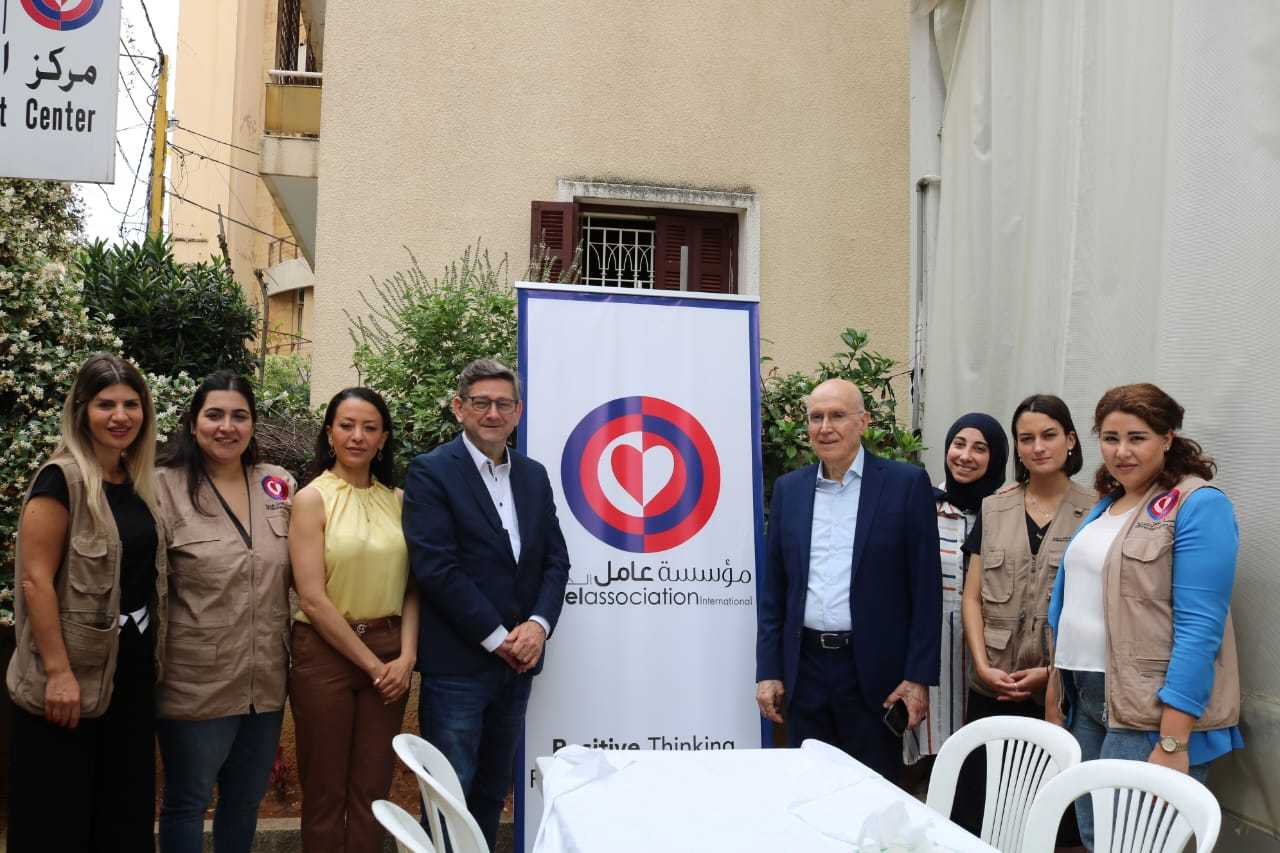 النائب الألماني جوزف نويمان يجول على مراكز عامل في بيروت