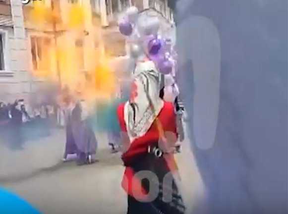 بالفيديو.. انفجار بالونات الهيليوم يفاجئ طلاب مدرسة أثناء حفل انتهاء العام الدراسي
