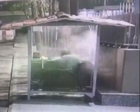 بالفيديو: حادثة مروّعة في الأوزاعي.. هكذا حاولوا قتله خلال دوام عمله!