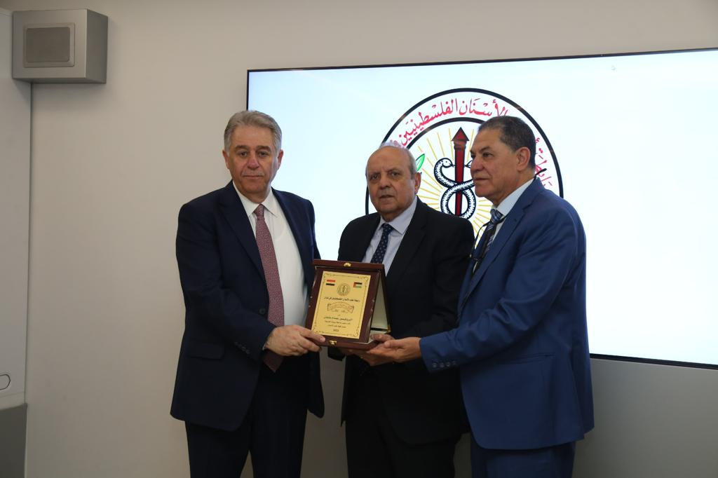 السفير دبور يرعى تكريم "رابطة أطباء الأسنان الفلسطينيين" د. عصام عثمان