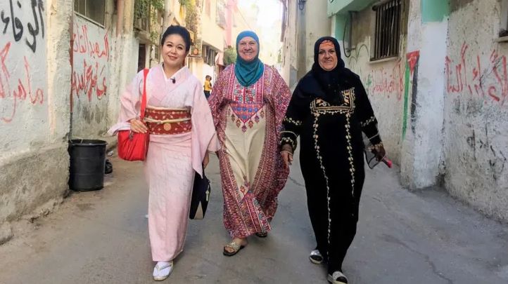 فيديو: بشكل أنيق.. يابانية تمزج زي الكيمونو بالتطريز الفلسطيني التقليدي