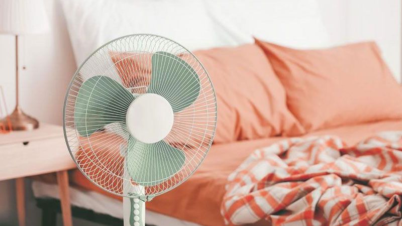 استخدام مروحة كهربائية في الليل يسبب مشاكل صحية