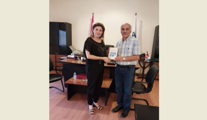 محافظ النبطية تسلمت من علي بدر الدين كتابه الجديد