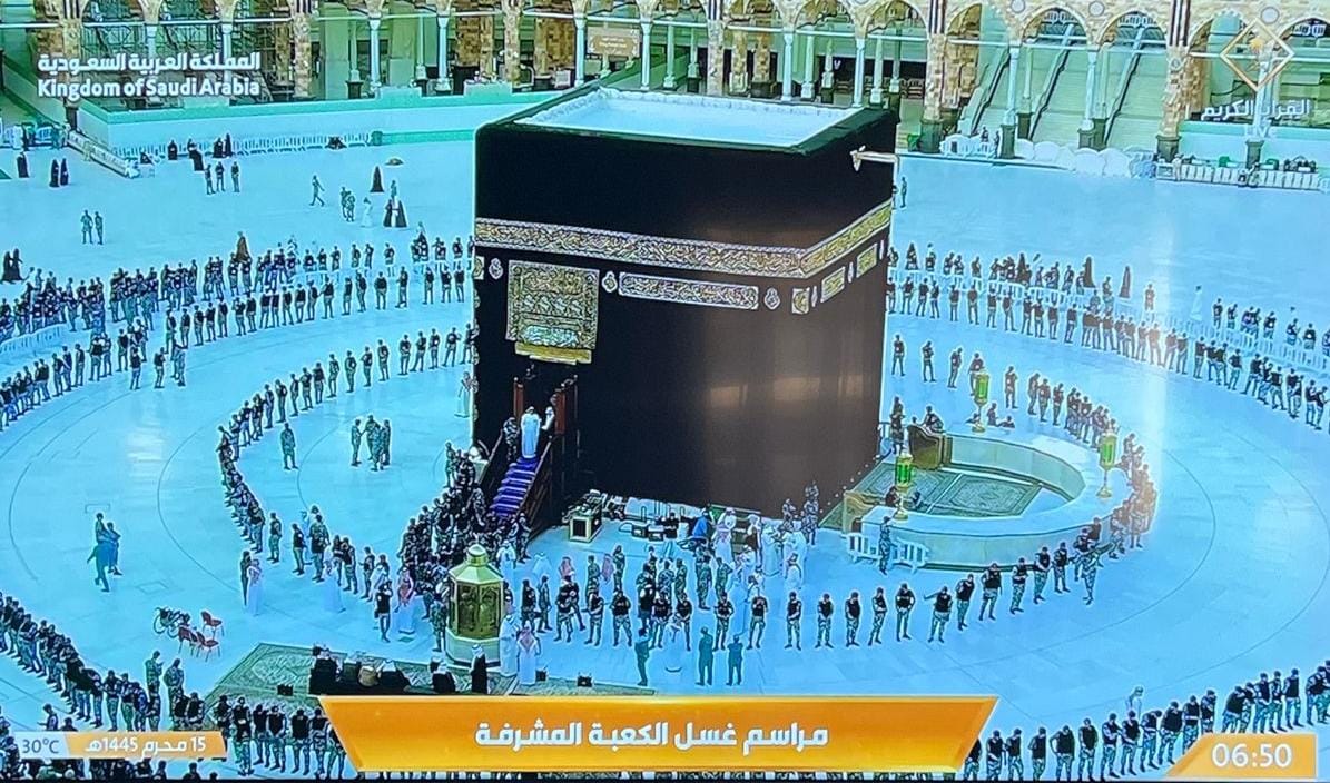 بالفيديو: مراسم غسيل الكعبة المشرفة