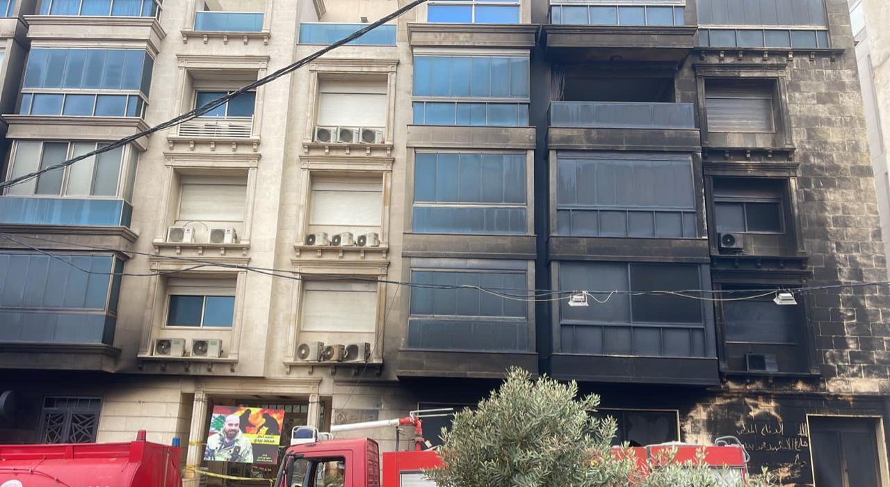 عناصر الدفاع المدني تمكنوا من السيطرة على النيران التي اندلعت داخل مستودع الأقمشة على طريق المطار