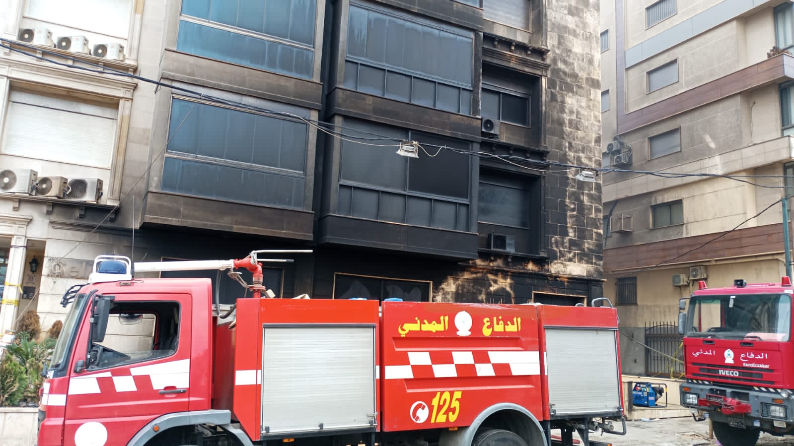 عناصر الدفاع المدني تمكنوا من السيطرة على النيران التي اندلعت داخل مستودع الأقمشة على طريق المطار