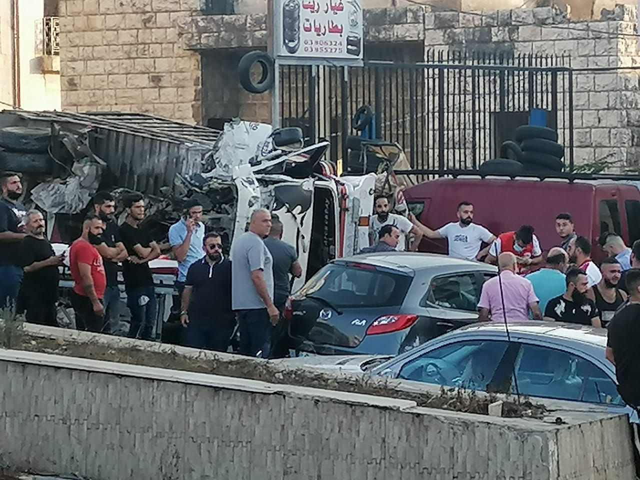 بالصور.. إنقلاب شاحنة عند مستديرة عاليه