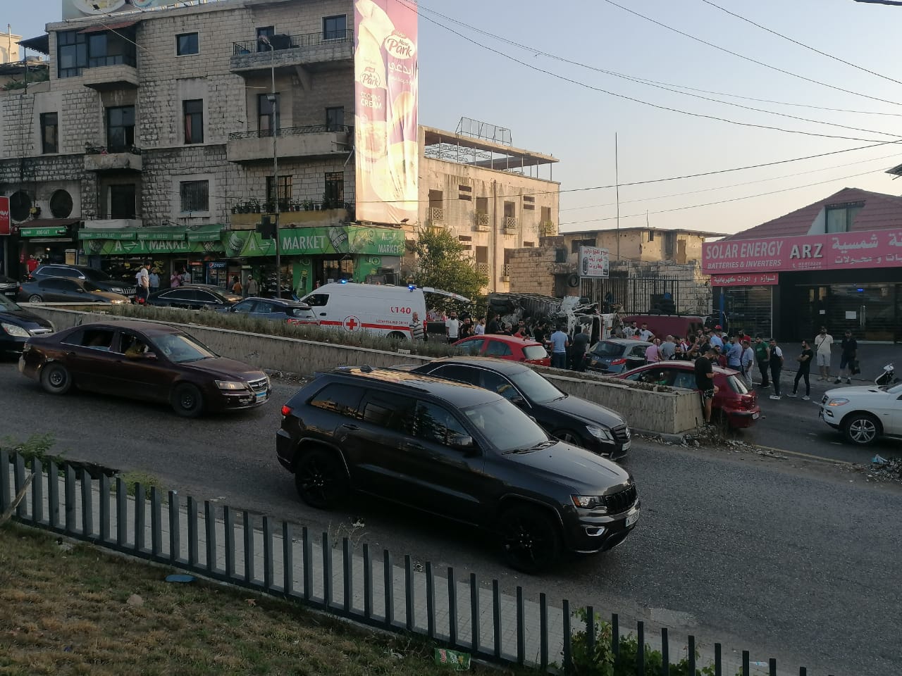 بالصور.. إنقلاب شاحنة عند مستديرة عاليه