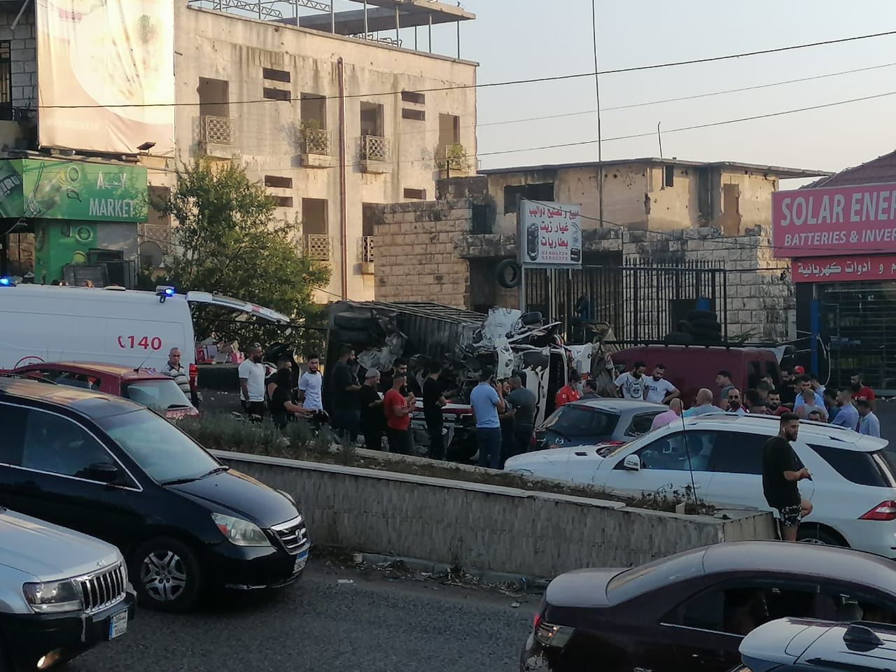 بالصور.. إنقلاب شاحنة عند مستديرة عاليه