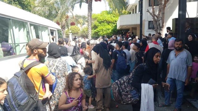 بالصور:  نقل عائلات من الموصلي الى سبلين بالباصات
