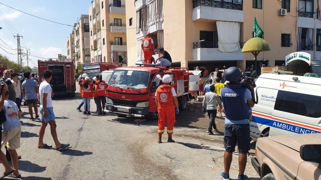 نجاة عائلة بعدما اصيب منزلها  بقذيفة صاروخية جراء الاشتباكات في مخيم عين الحلوة