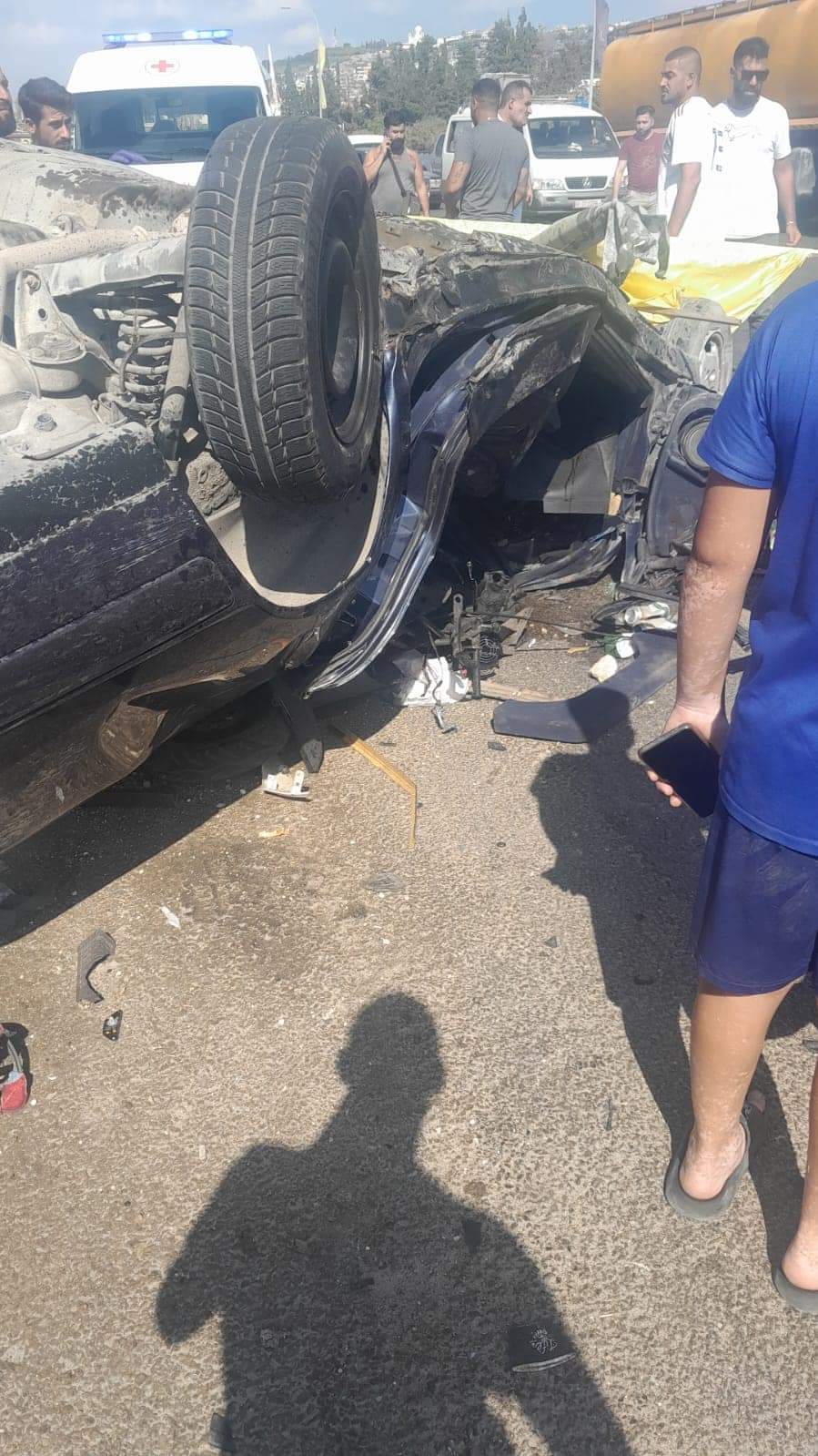 بالصور.. 3 قتلى نتيجة اصطدام سيارة بعمود إنارة على اوتوستراد الغازية