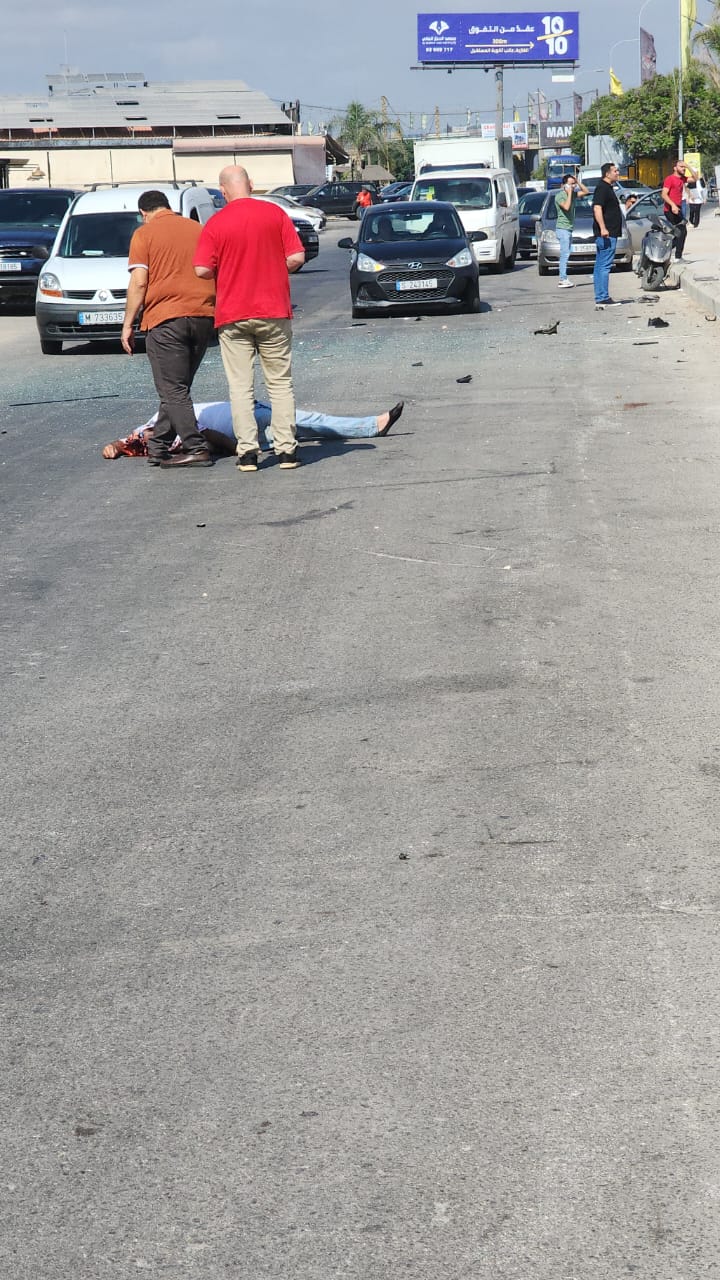 بالصور.. 3 قتلى نتيجة اصطدام سيارة بعمود إنارة على اوتوستراد الغازية