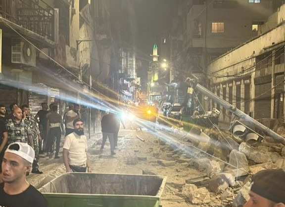 بالفيديو والصور.. سقوط مبنى قرب فرن المير في طرابلس!