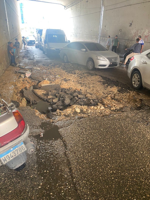 بالصور.. هذا ما تسببت به مياه الأمطار تحت جسر خلدة!