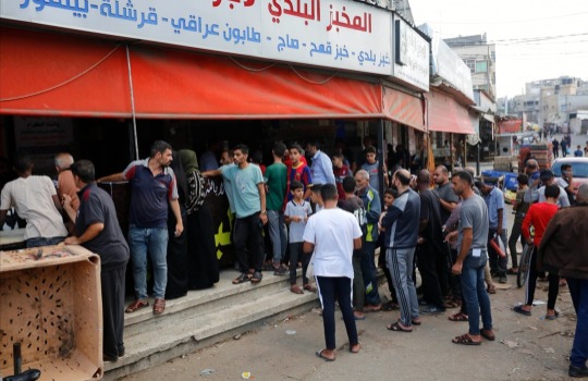 بالصور.. عشرات المواطنين يصطفون أمام أحد المخابز وسط قطاع غزة لشراء الخبز