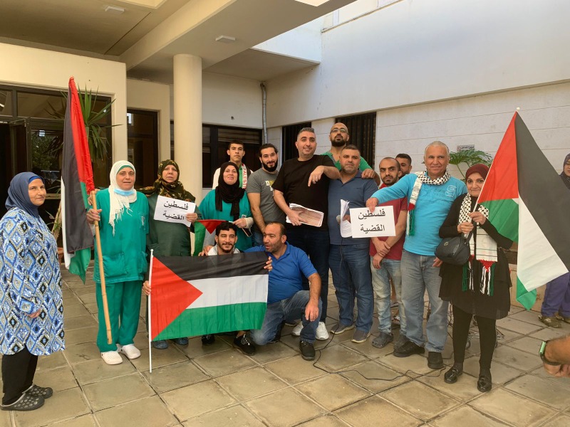 موظفو مستشفى صيدا الحكومي خلال الوقفة التضامنية ضد العدوان على غزة: إبادة جماعية ترتكب بحق الشعب الفلسطيني
