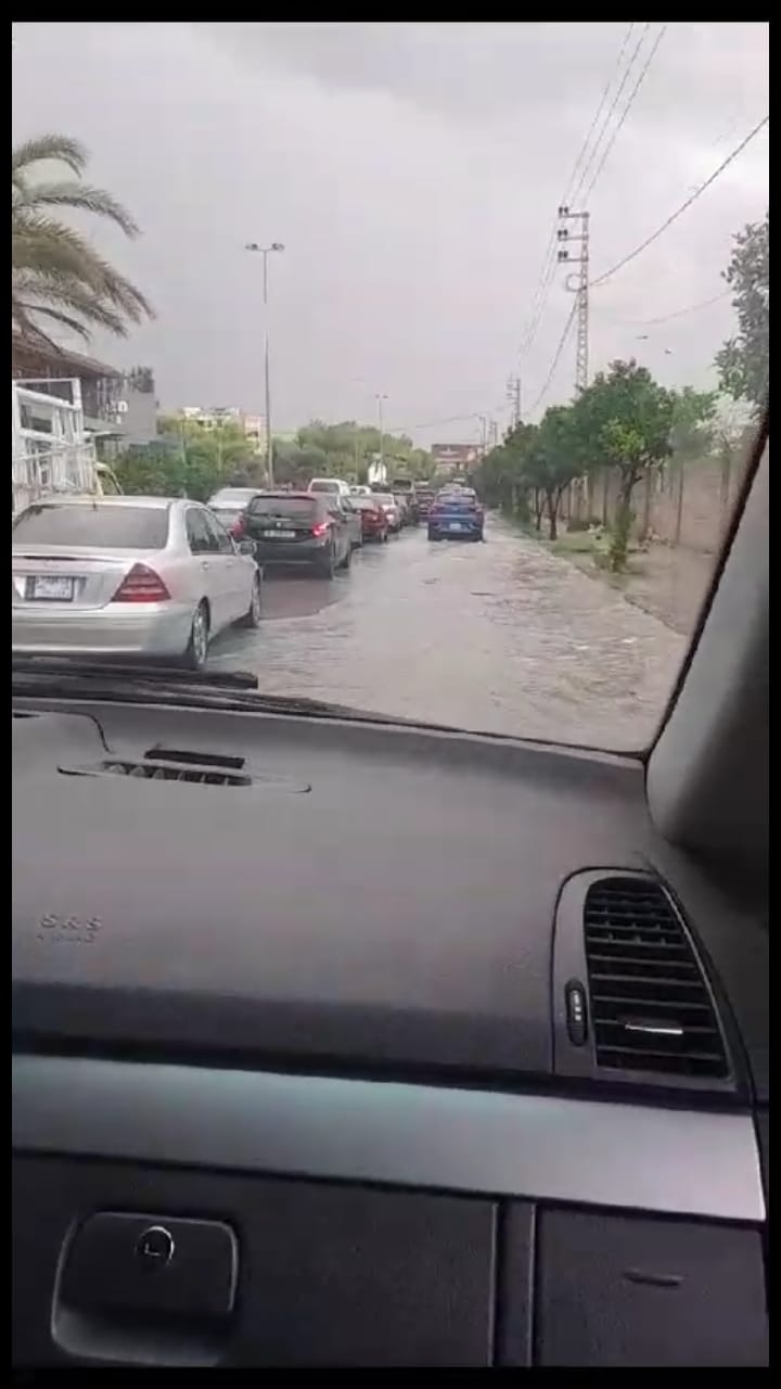 جنوباً بالصور- مستنقعات على الطّرقات... وحُول ونفايات!