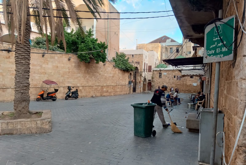 في إطار مبادرة أطلقتها لمؤازرة البلدية: فرق "مؤسسة الحريري" تواصل أعمال كنس وجمع ونقل النفايات من صيدا القديمة