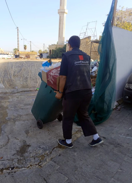 في إطار مبادرة أطلقتها لمؤازرة البلدية: فرق "مؤسسة الحريري" تواصل أعمال كنس وجمع ونقل النفايات من صيدا القديمة