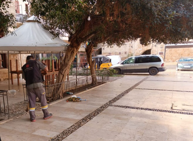 في إطار مبادرة أطلقتها لمؤازرة البلدية: فرق "مؤسسة الحريري" تواصل أعمال كنس وجمع ونقل النفايات من صيدا القديمة