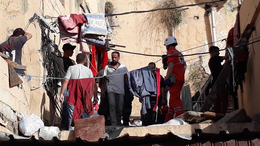 د. بديع يتابع أعمال الإنقاذ ورفع الانقاض من المبنى المنهار سقفه في صيدا